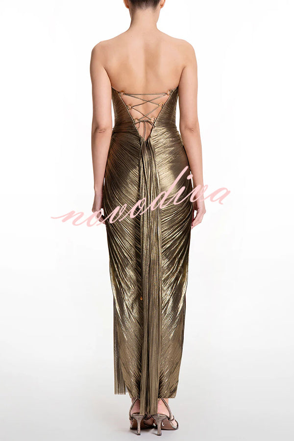 Vestido largo Amisha palabra de honor metalizado y plisado con copas de concha, colgante dorado calado, drapeado y abertura