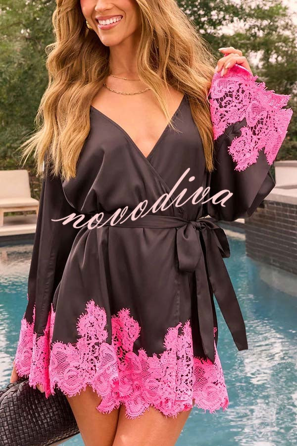 Minivestido kimono Vínculo Alegre de satén con ribete de encaje en contraste, manga campana y lazada