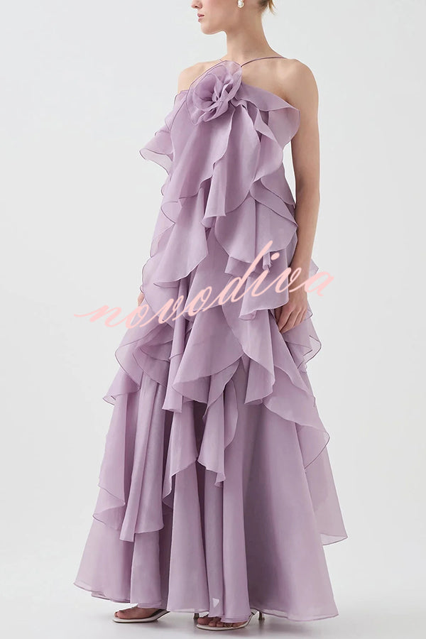 Vestido largo halter vaporoso con detalle de rosa, volantes escalonados y corte en A