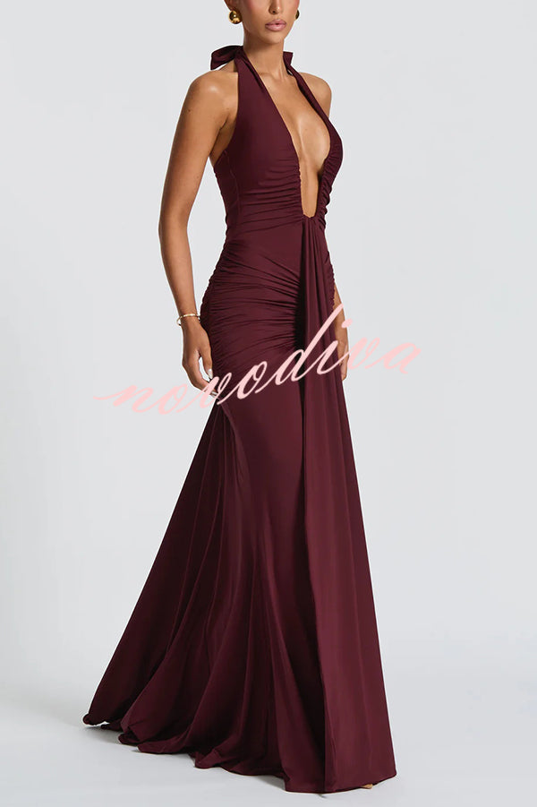 Vestido largo elegante de color liso con cuello halter, escote en V, espalda abierta y fruncido anudado