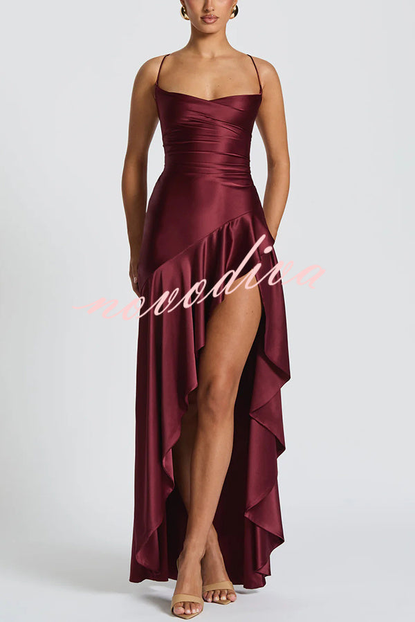 Vestido largo Samira de satén con volantes, bajo asimétrico, abertura y lazada en la espalda