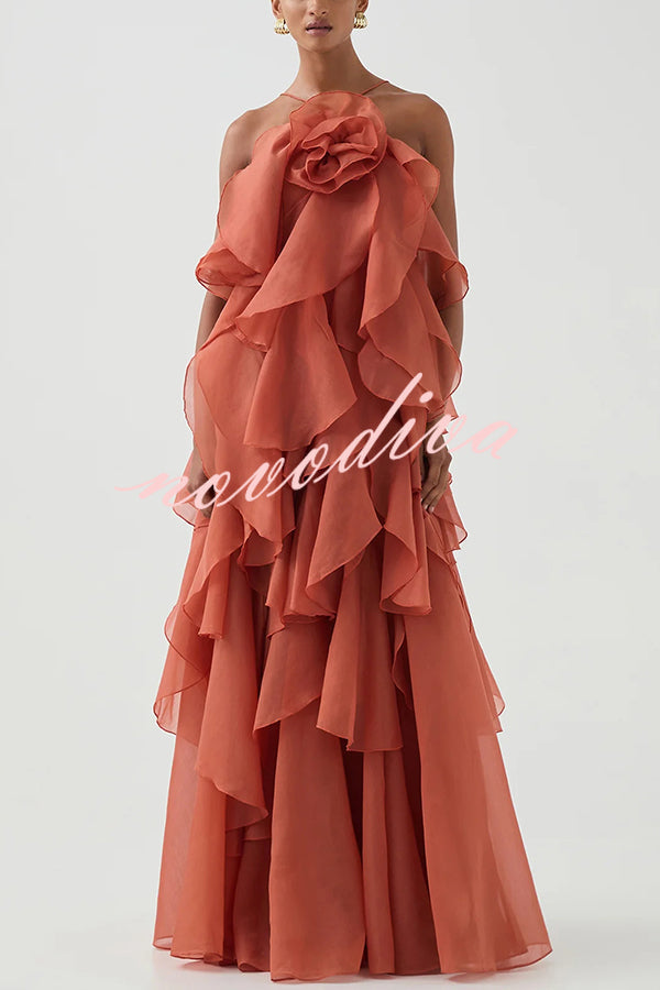 Vestido largo halter vaporoso con detalle de rosa, volantes escalonados y corte en A