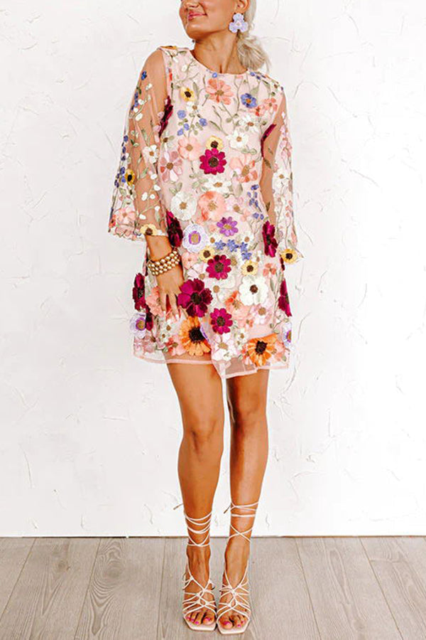 Minivestido Dahlia Dreaming con flores bordadas aplicadas y media manga