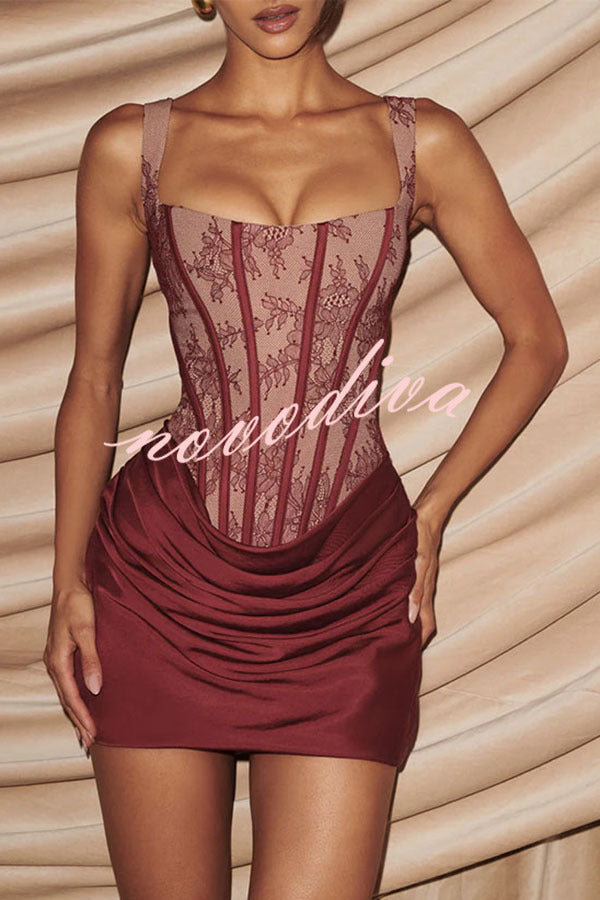 Minivestido Cornelia con encaje floral en contraste, detalle estructural, lazada en la espalda y bajo de satén