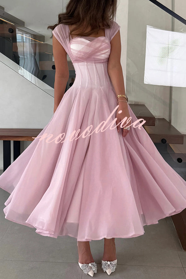 Vestido largo elegante sin mangas de tul con cintura entallada y falda con mucho vuelo
