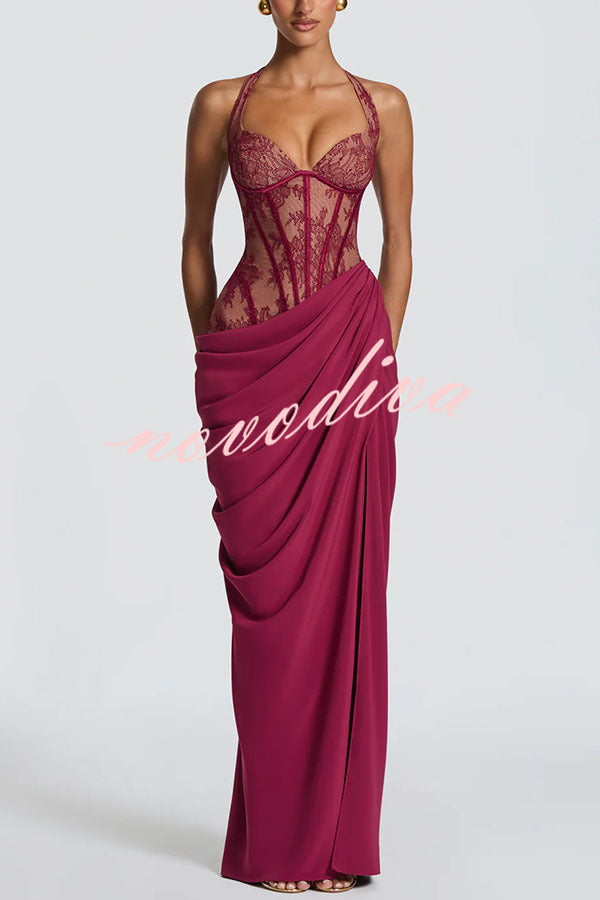 Vestido largo halter Bonita con encaje floral en contraste, detalle estructural, plisado asimétrico y abertura