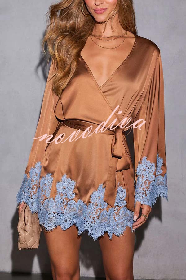 Minivestido kimono Vínculo Alegre de satén con ribete de encaje en contraste, manga campana y lazada