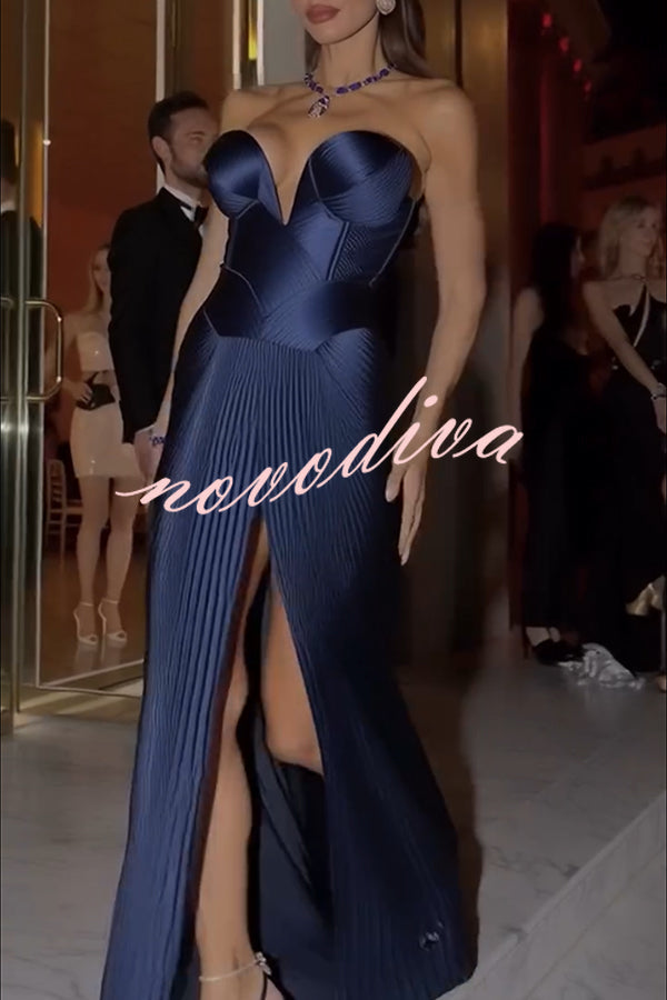Vestido largo de gala de satén plisado con hombros descubiertos, drapeado y abertura