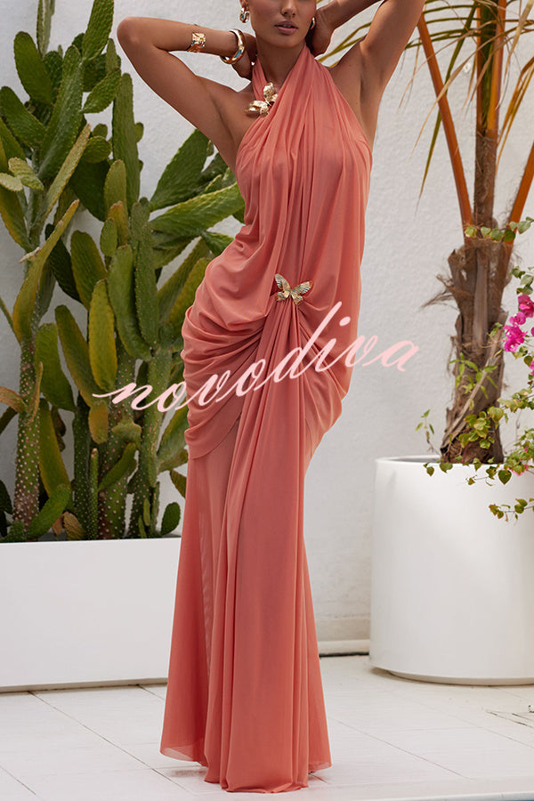 Vestido largo de malla de un solo hombro con clips metálicos de mariposa y espalda descubierta