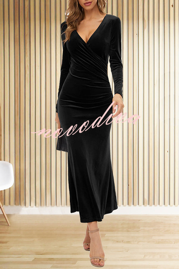 Vestido largo sirena de terciopelo en color liso con escote en V, manga larga y corte ajustado