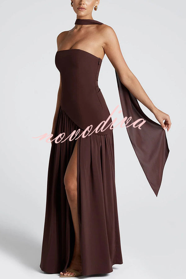 Vestido largo elegante de gasa con hombros descubiertos, bajo plisado, pañuelo y abertura