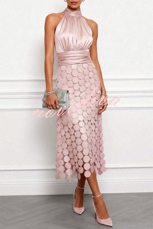 Vestido midi Janice de satén fruncido con cuello halter, sin mangas y bajo bordado de lunares