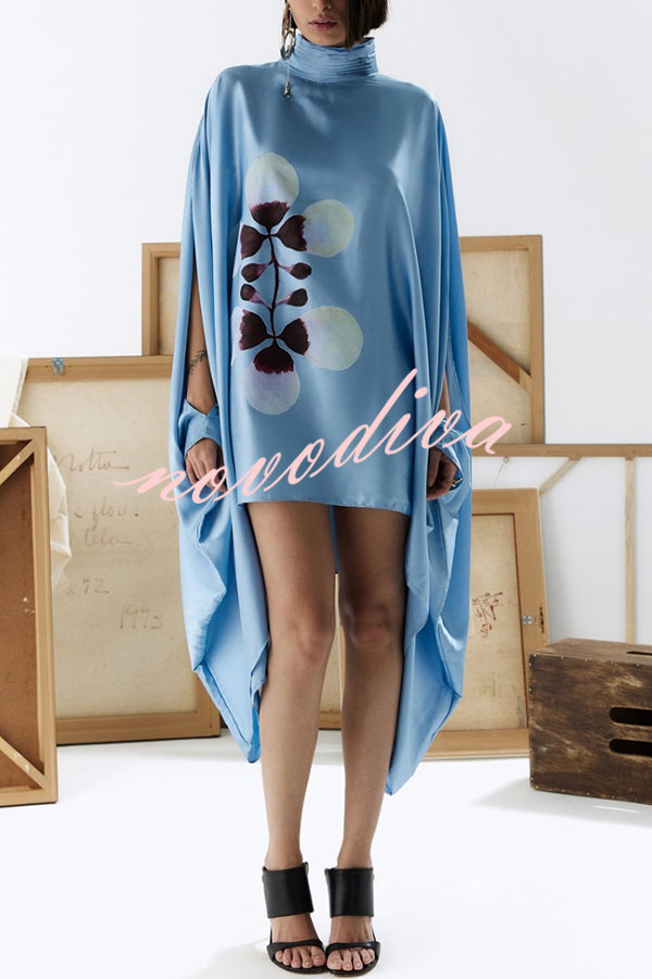 Minivestido holgado Luisa de satén con estampado floral, plisado, cuello alto y manga murciélago con aberturas