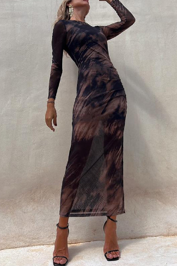 Vestido midi elástico Charm Lady con capa de malla, estampado tie-dye, manga larga y fruncido