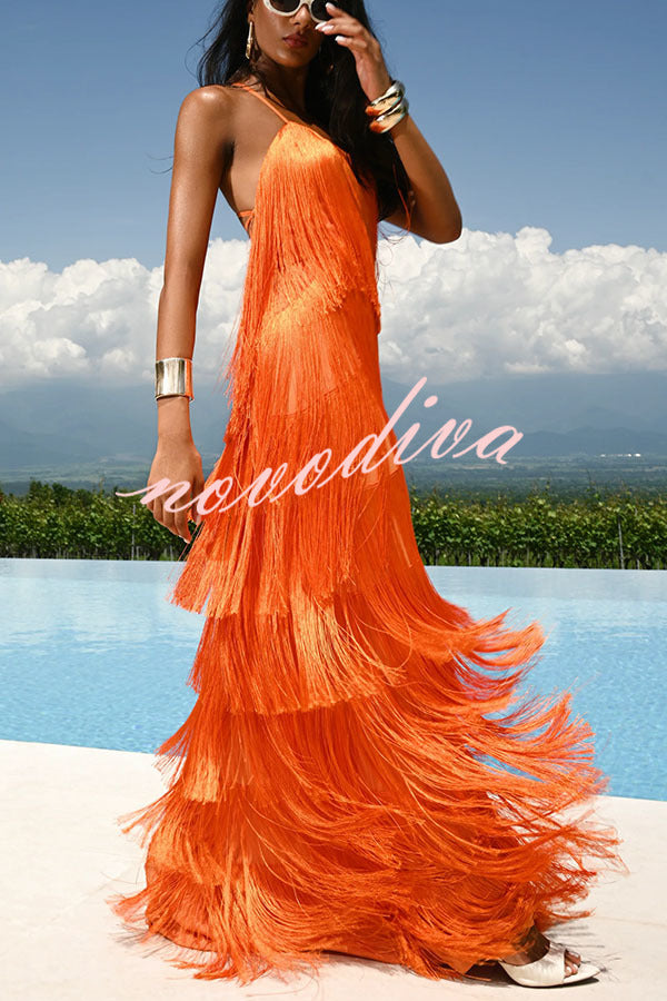 Vestido largo Dynamic Beauty con flecos superpuestos y lazada en la espalda