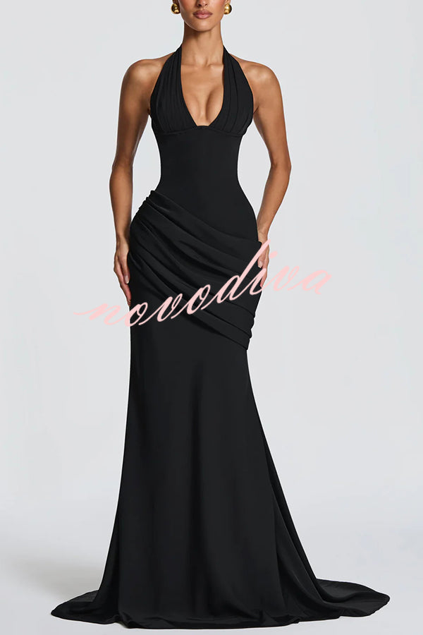 Vestido largo Nehemia con cuello halter, escote de pico, lazada en la espalda y paneles drapeados plisados asimétricos