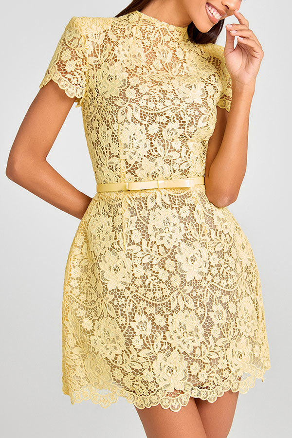 Minivestido Champagne Toast de encaje floral con manga corta y cinturón con lazo