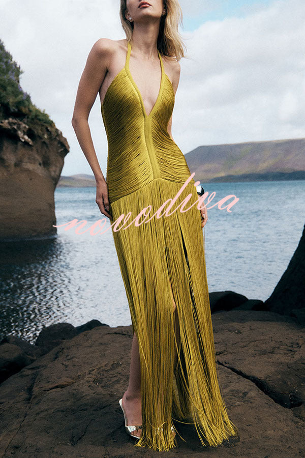 Vestido largo Estética Rítmica drapeado con flecos, cuello halter, escote de pico y sin mangas
