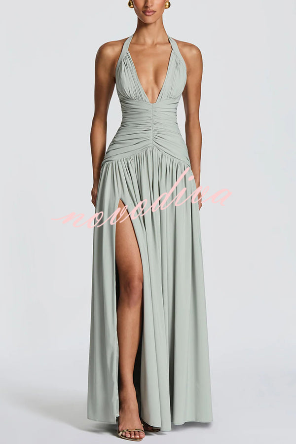 Vestido largo Amaris con cuello halter anudado, escote en V, fruncido, lazada en la espalda, abertura y caída drapeada