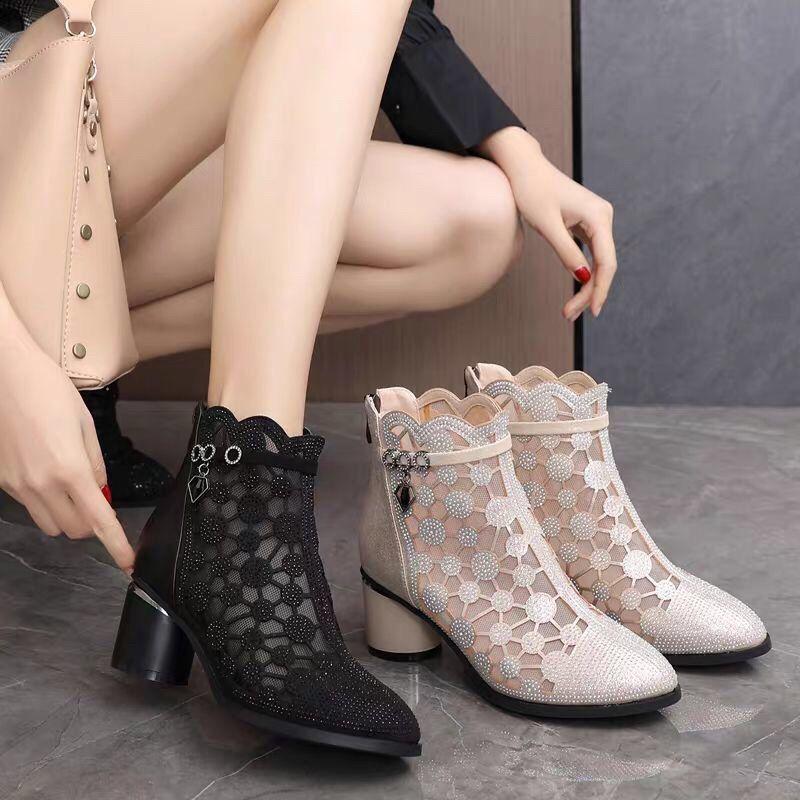 Valeria: botas de tacón elegantes con recortes y encaje