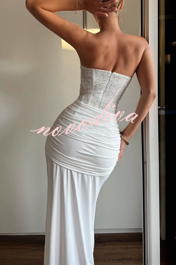 Vestido largo Carina de lentejuelas y punto satinado con hombros descubiertos, fruncido, nudo y caída drapeada