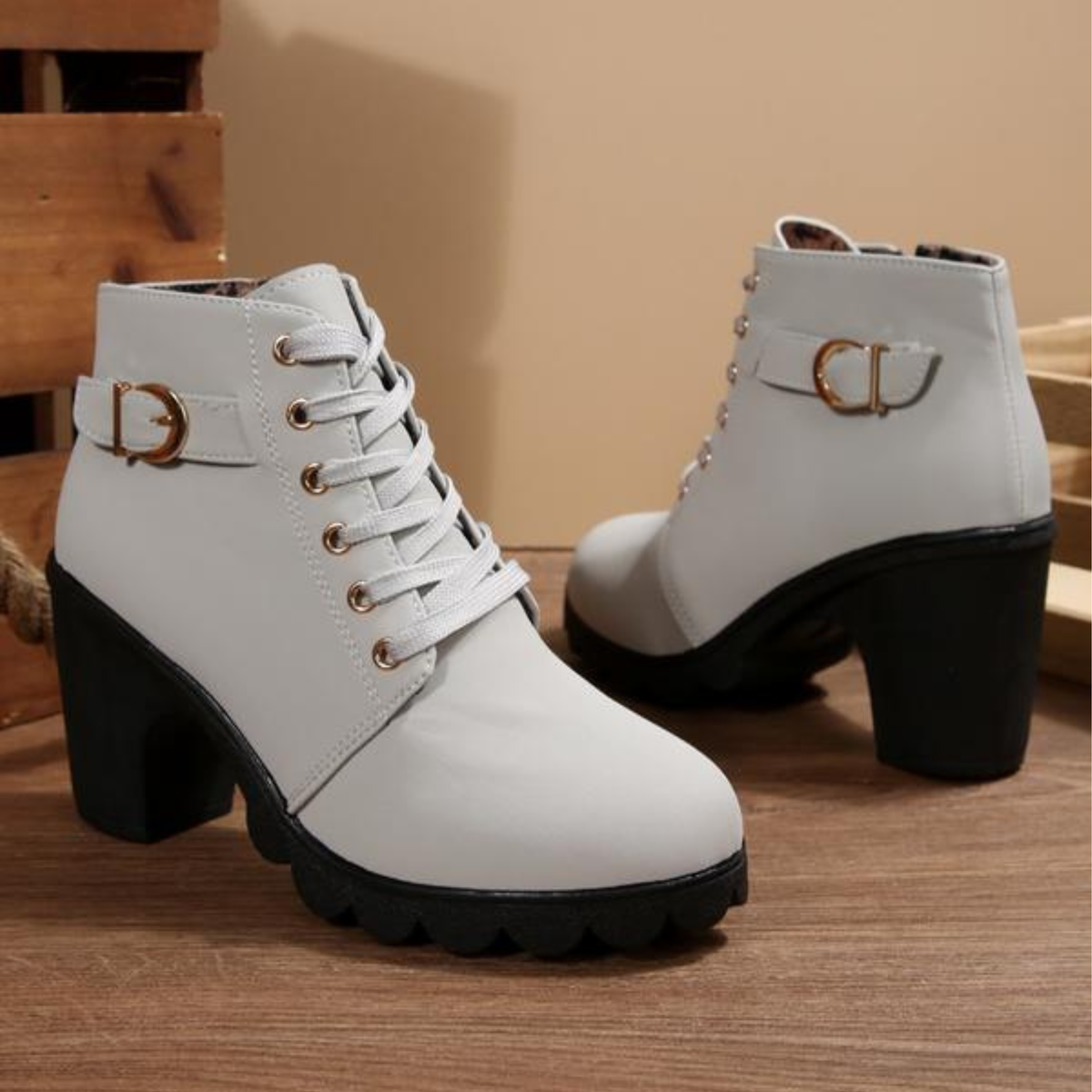 Botines Karin chic con cordones, hebilla metálica y suela gruesa