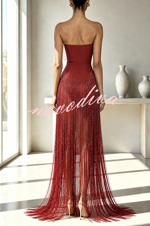 Vestido largo Sexy y Atrevida liso con hombros descubiertos y bajo con flecos