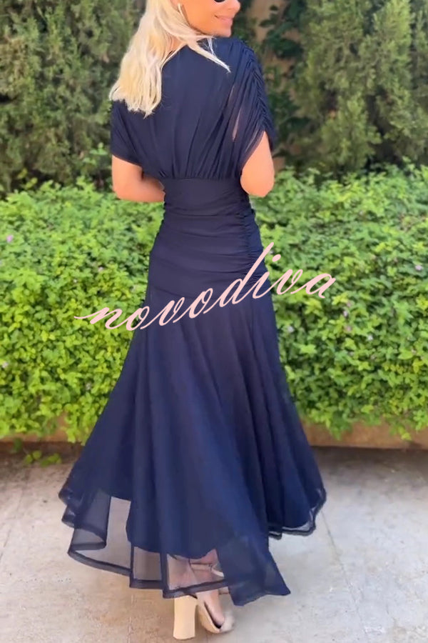 Vestido largo vacacional de malla con estampado único, escote en V y cintura marcada