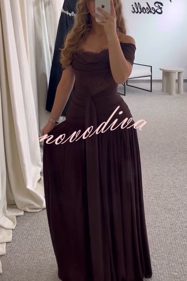 Vestido largo de gala Maguire de gasa fruncida drapeado con patchwork de encaje floral y hombros descubiertos