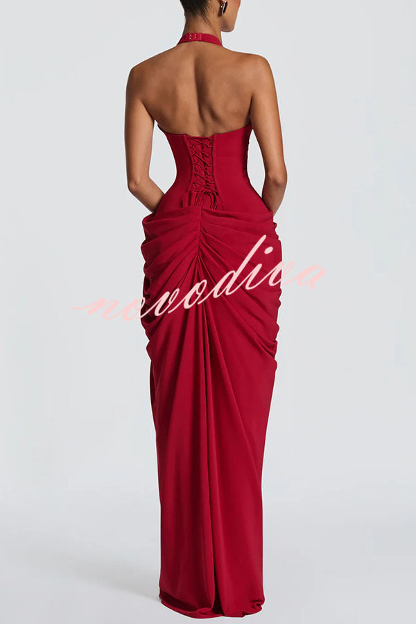 Vestido largo Minette con cuello halter, pliegues asimétricos, abertura y lazada en la espalda
