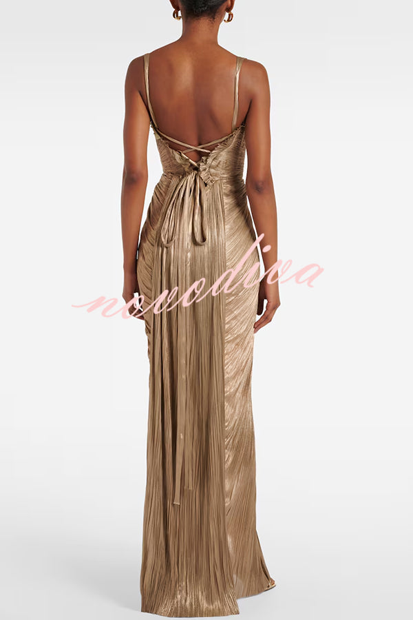 Vestido largo metalizado plisado con cuerpo esculpido, lazada en la espalda y drapeado