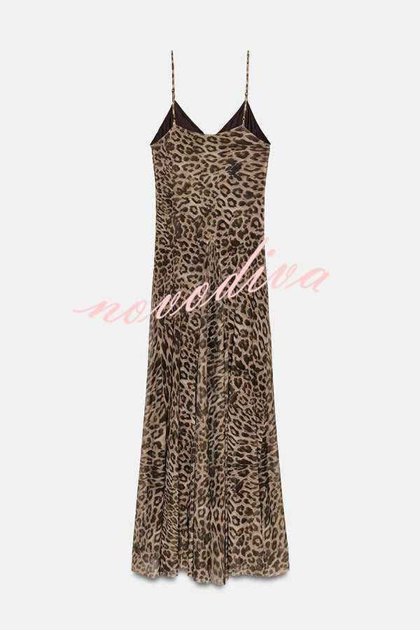 Vestido largo lencero Jaycie de tul con estampado de leopardo, escote de pico y bajo plisado evasé
