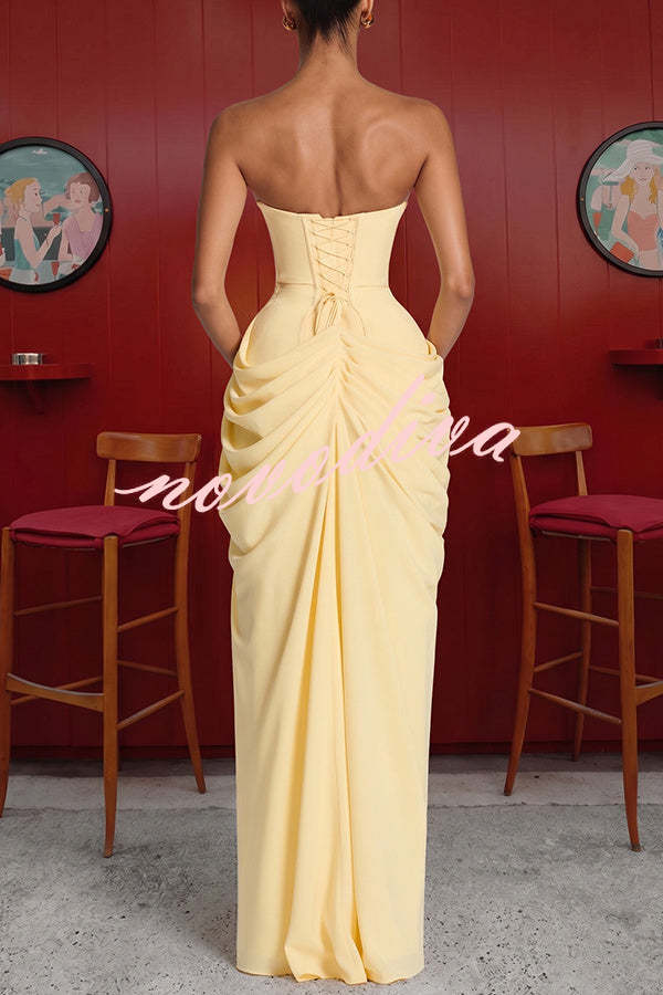 Vestido largo Cyra palabra de honor con plisado asimétrico, abertura y lazada en la espalda