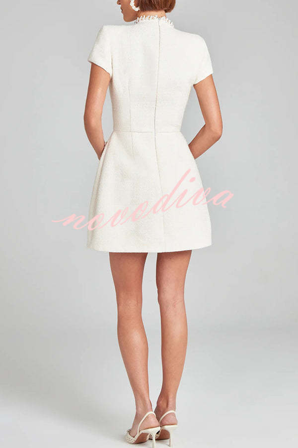 Minivestido Exquisite and Playful de tweed con ribete de perlas, manga corta y bolsillos