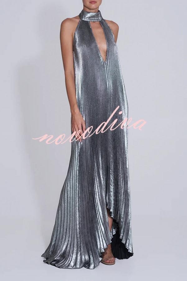 Vestido largo Celebration Party de tejido metalizado plisado con cuello halter, escote en V profundo y corte en A