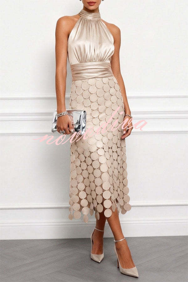 Vestido midi Janice de satén fruncido con cuello halter, sin mangas y bajo bordado de lunares