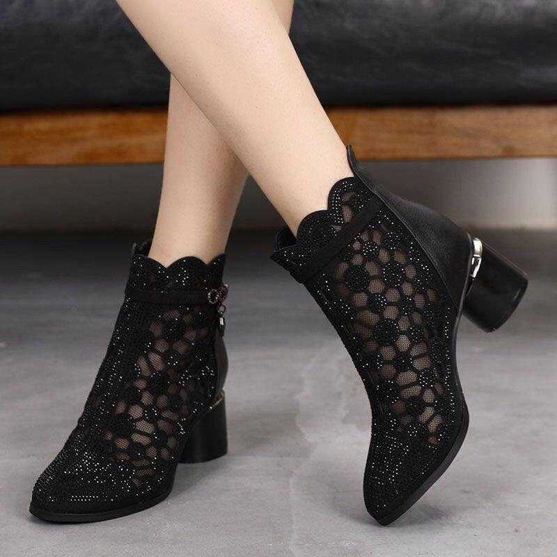Valeria: botas de tacón elegantes con recortes y encaje