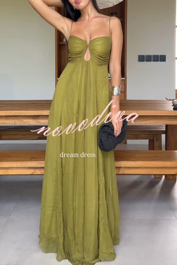 Vestido largo lencero evasé con espalda fruncida y detalle calado metálico, suave y elegante