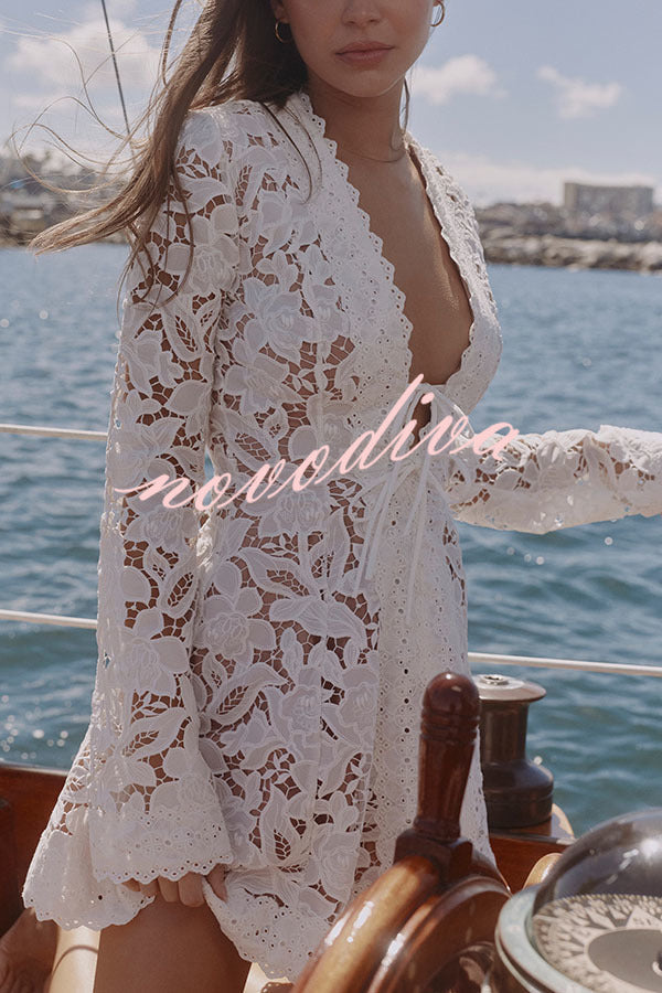 Minivestido Bianca de encaje floral con ribete de encaje, escote en V anudado y manga larga