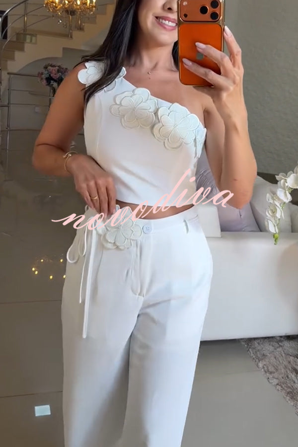 Conjunto Alick de crop top asimétrico con detalle floral y pantalón ancho de talle alto con bolsillos y cinturón floral