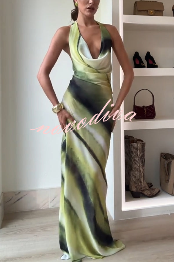 Vestido largo Misha estampado con escote drapeado y cuello halter con lazada, ideal para vacaciones
