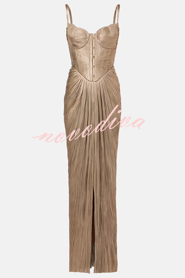 Vestido largo metalizado plisado con cuerpo esculpido, lazada en la espalda y drapeado