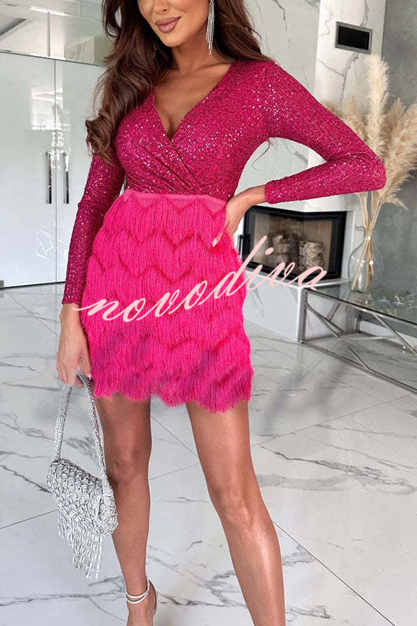 Minivestido de lentejuelas con flecos escalonados y paneles combinados, ideal para la pista de baile