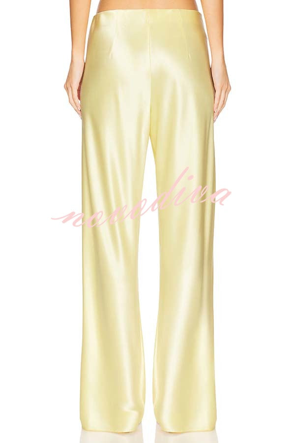 Conjunto Odessa de top palabra de honor de satén con bajo de encaje floral y pantalón ancho de talle medio