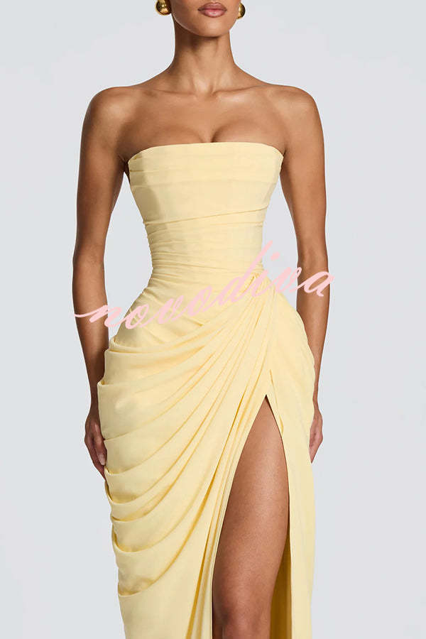 Vestido largo Cyra palabra de honor con plisado asimétrico, abertura y lazada en la espalda
