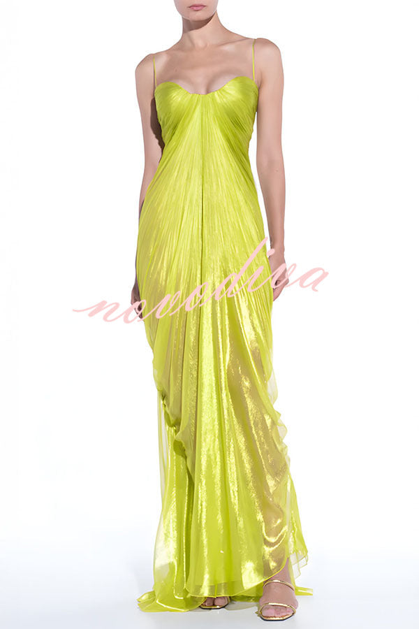 Vestido largo Victoria de tejido plisado brillante y fluido con lazada en la espalda y drapeado