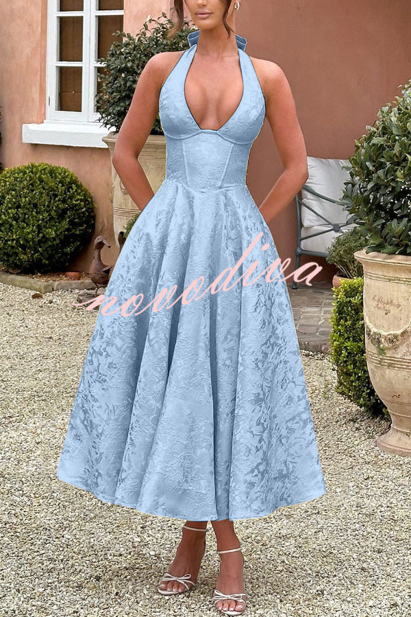 Vestido midi elegante de jacquard con cuello halter, cintura entallada y espalda abierta