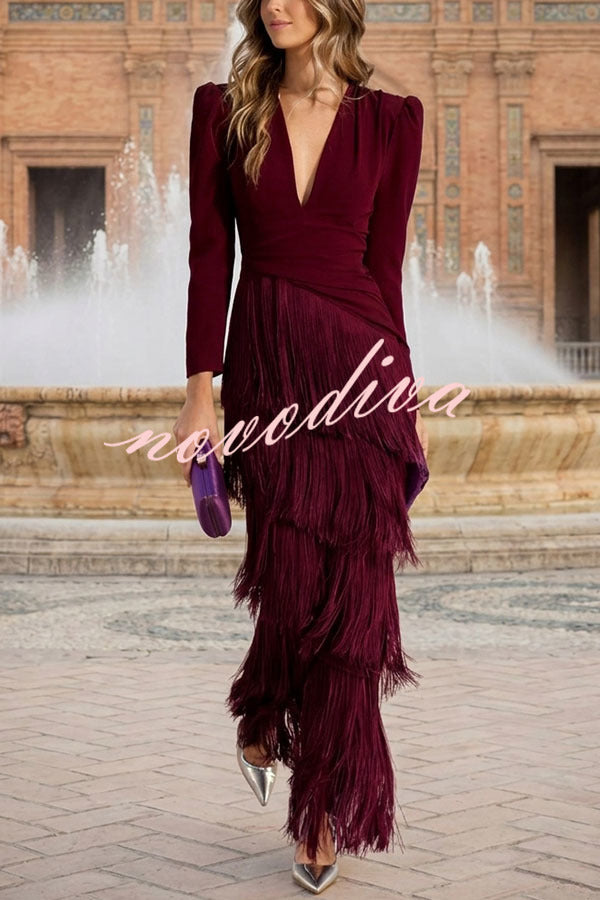 Vestido largo Elegant Night con escote en V, manga larga y bajo de flecos superpuestos