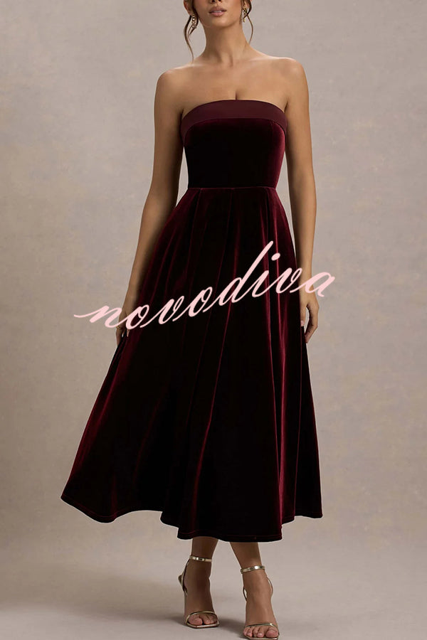 Vestido midi plisado Center of Attention de terciopelo con escote bandeau de satén