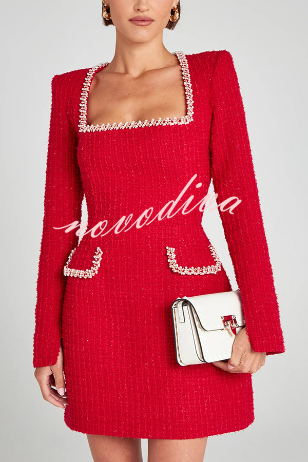 Minivestido Coqueta y Glamurosa de tweed con ribete de perlas, manga larga con abertura y bolsillos